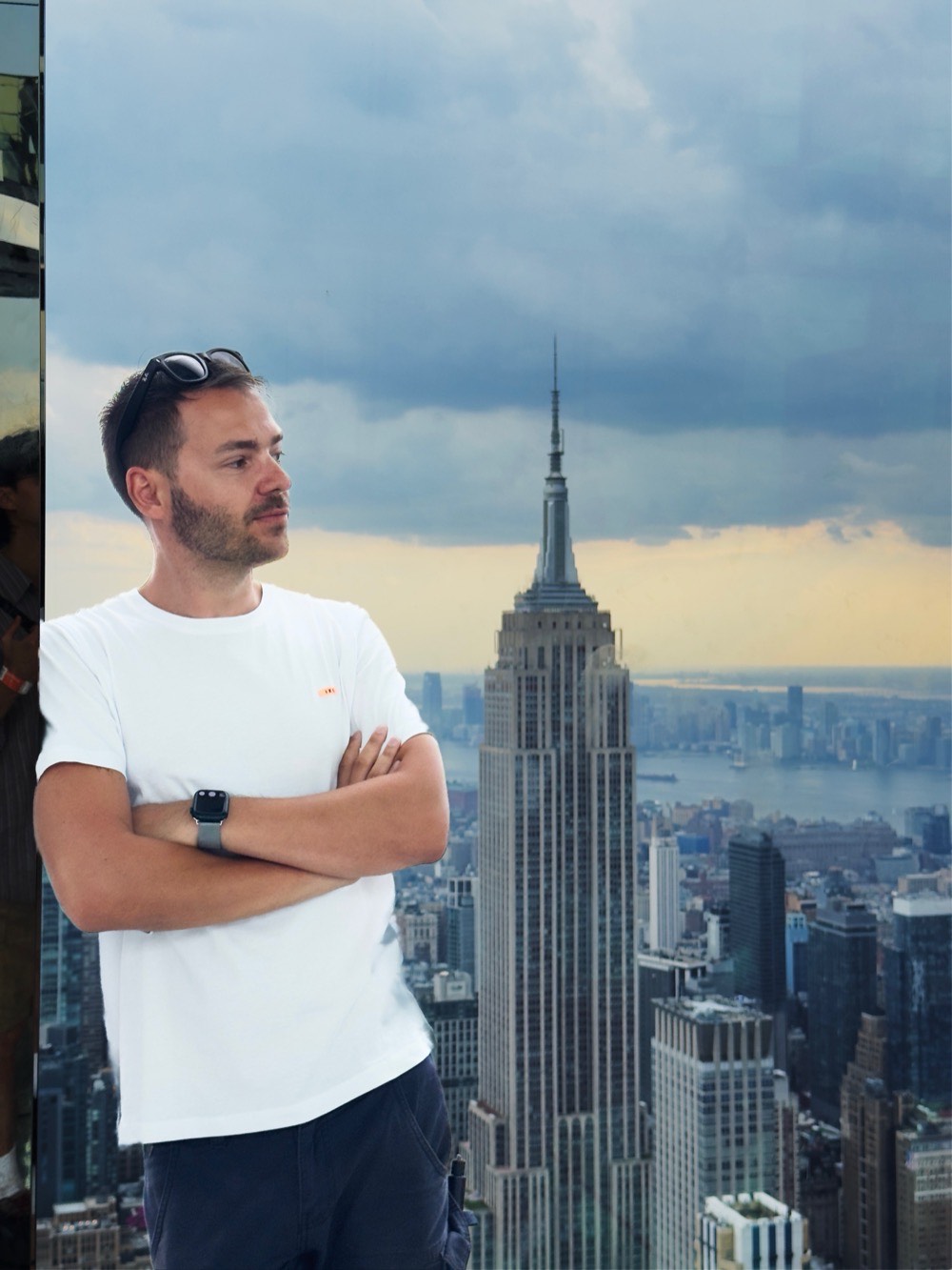 Mario a New York, davanti allo skyline di Manhattan
