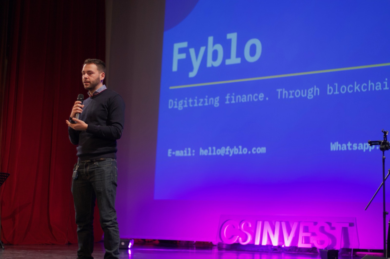Mario presenta Fyblo sul palco